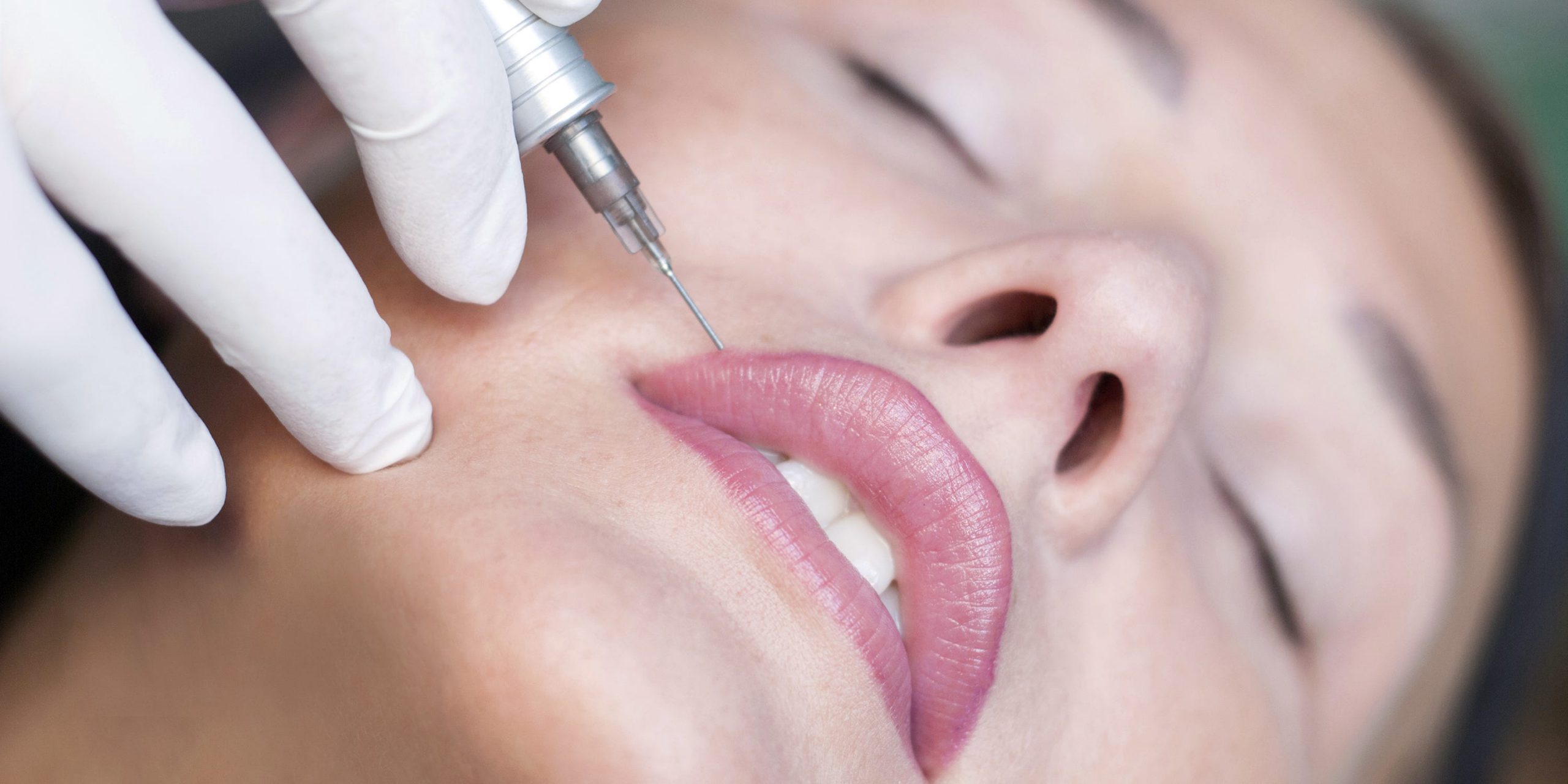 Maquillage semi-permanent des lèvres : de quoi s’agit-il et quels sont les effets de cette procédure?