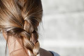 Les Traitements Naturels pour Sublimer la Beauté des Cheveux : Rinçage Capillaire à la Sauge